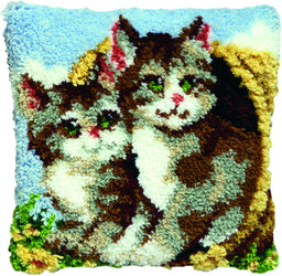 013306 - PAKO 40X40 cm LATCH HOOK CUSHION KIT CATS