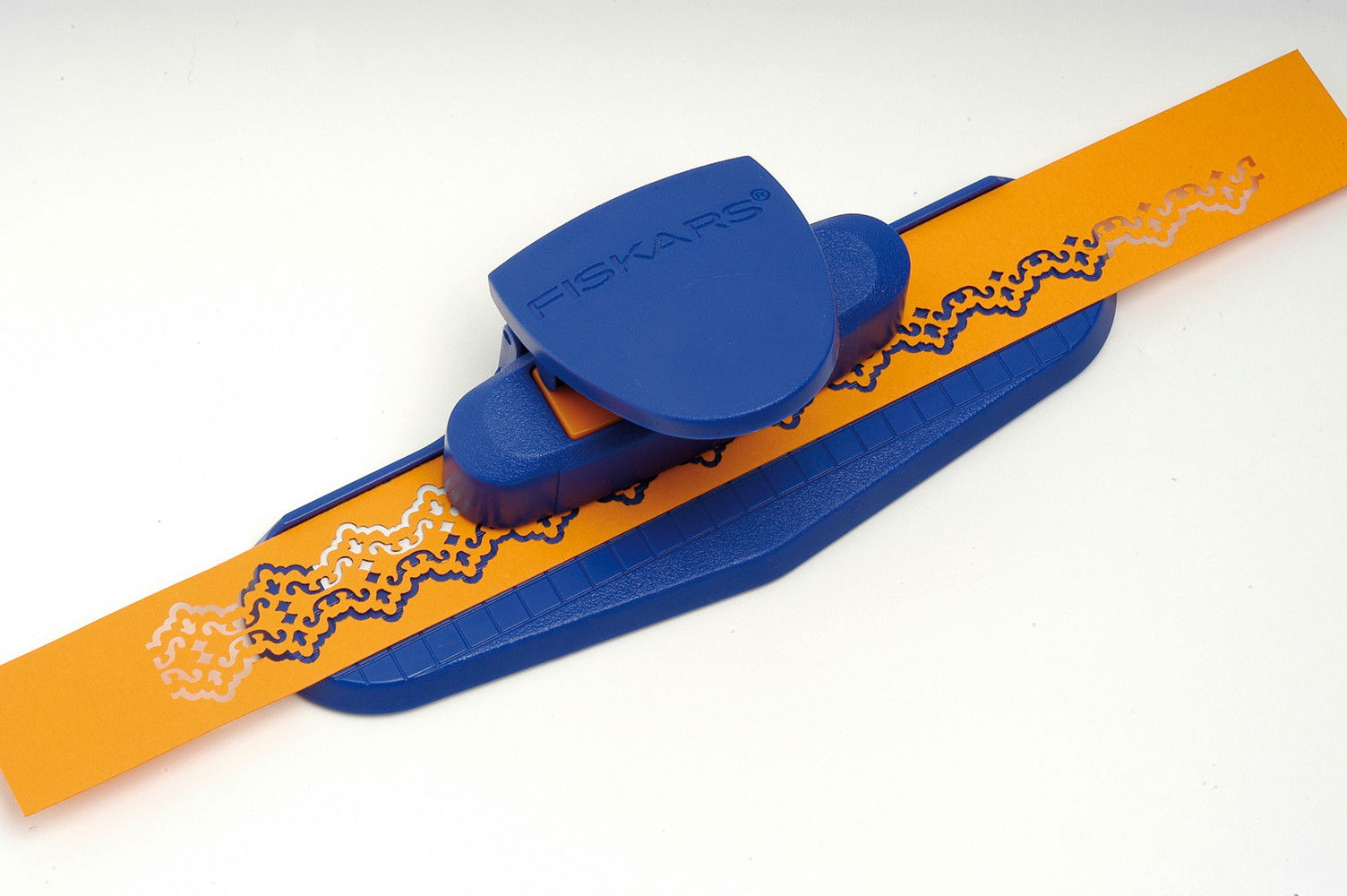 292337  **EYELET LACE EMBOSSING BORDER PUNCH