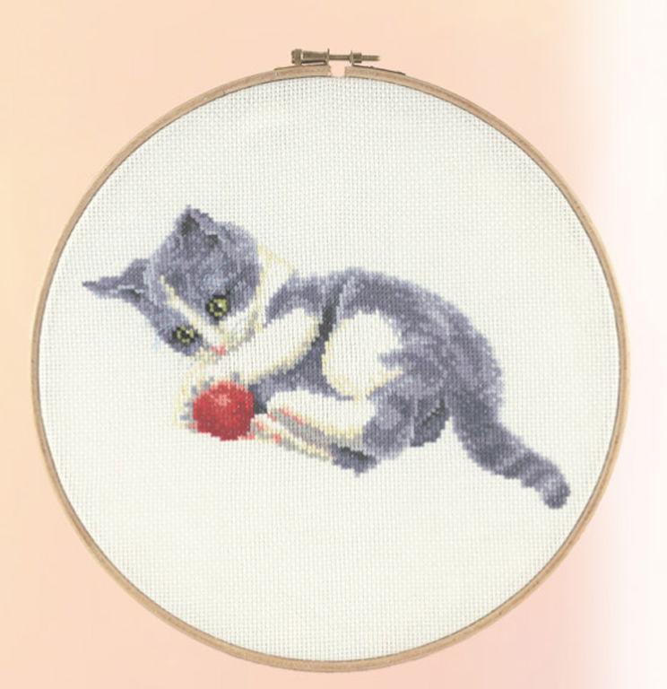 273037 - PAKO 25cm RING KIT KITTEN PLAYING COUNTED CROSS STITCH KIT