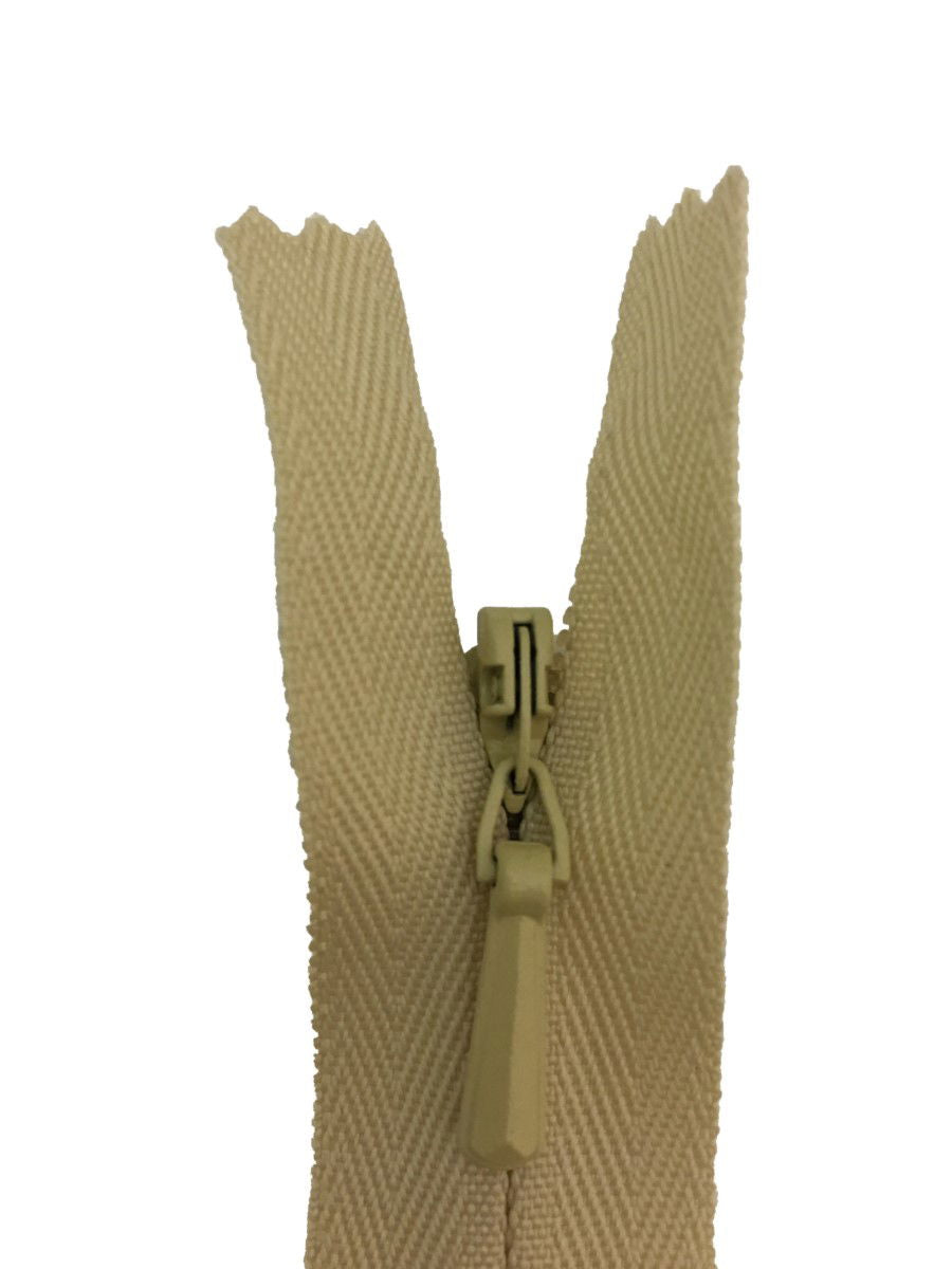 3CC-22-551 - YKK CONCEALED ZIP 22 inch 56 cm 551 RICH CREAM