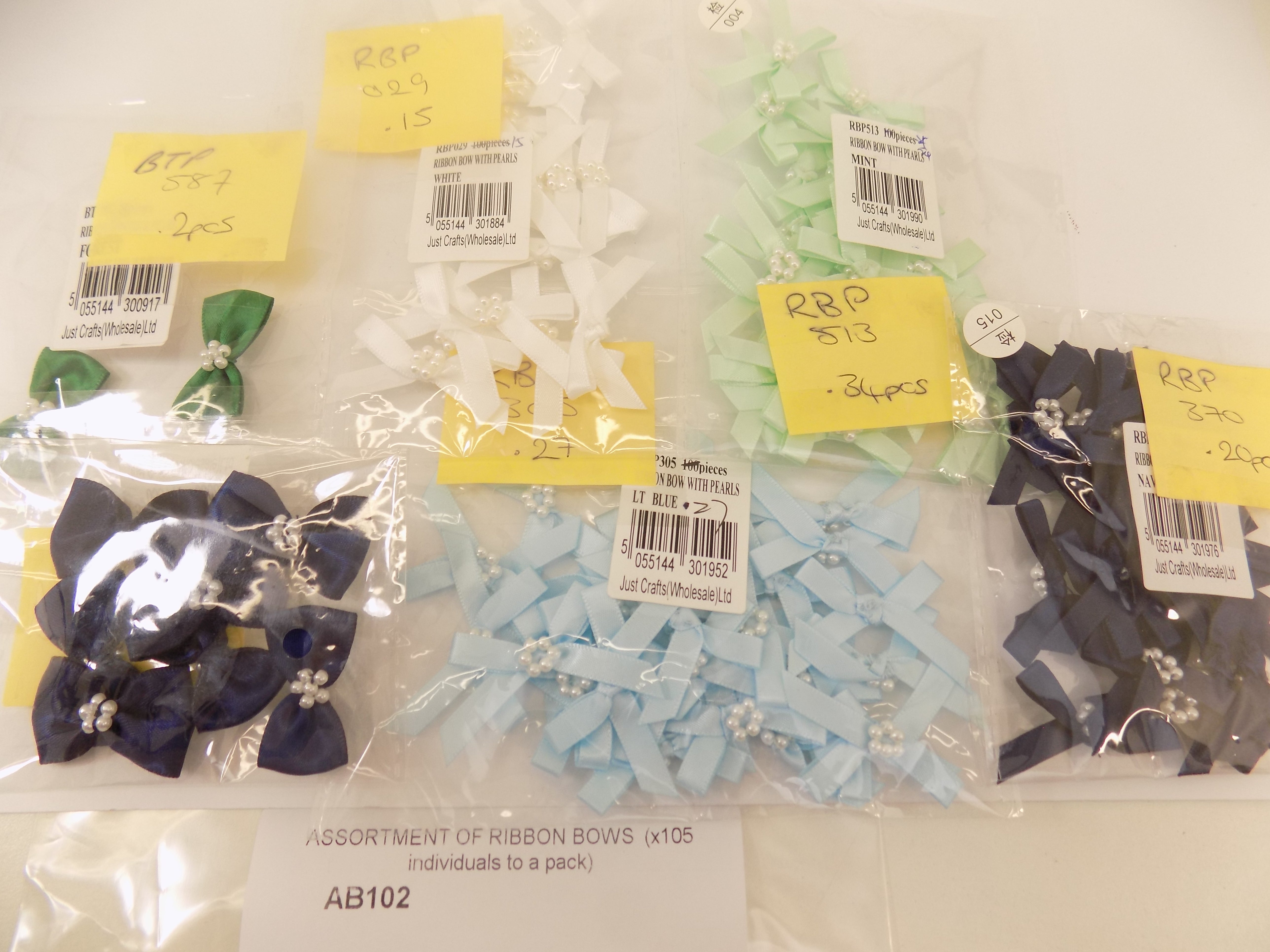 AB102  ASSORTMENT OF RIBBON BOWS