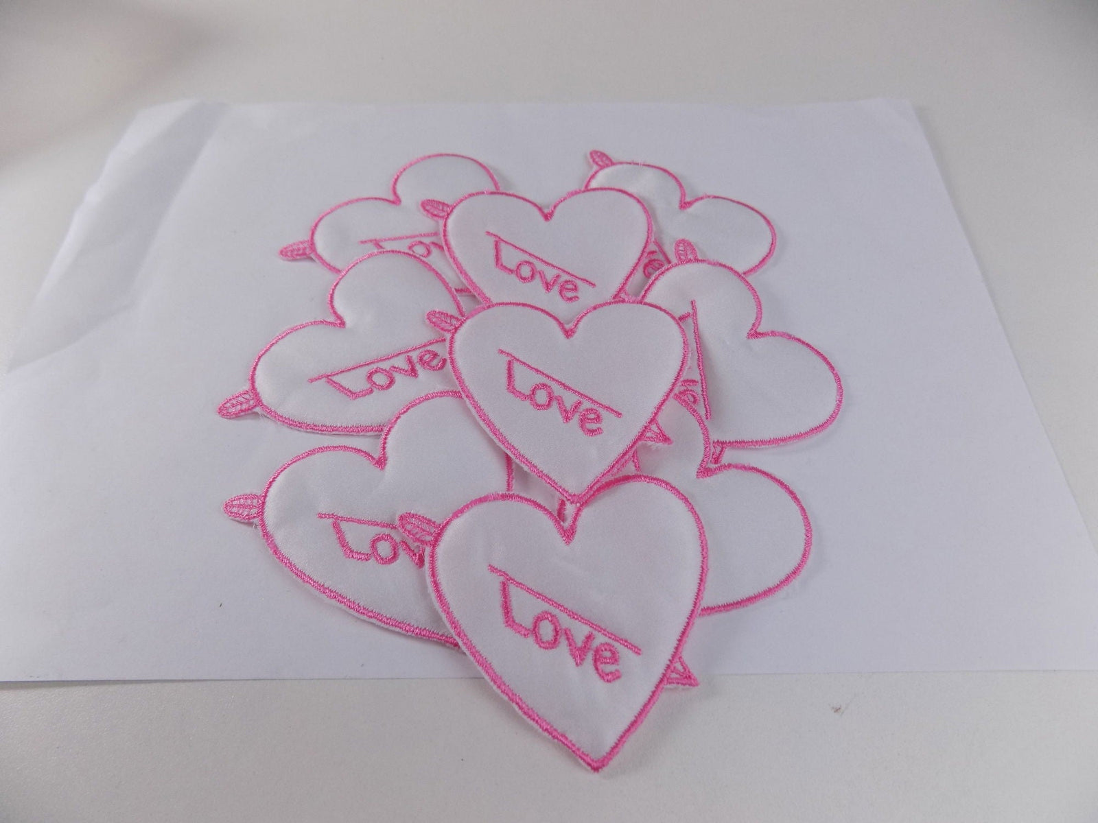 AB51  LOVE HEART MOTIFS PINK 150 PIECES