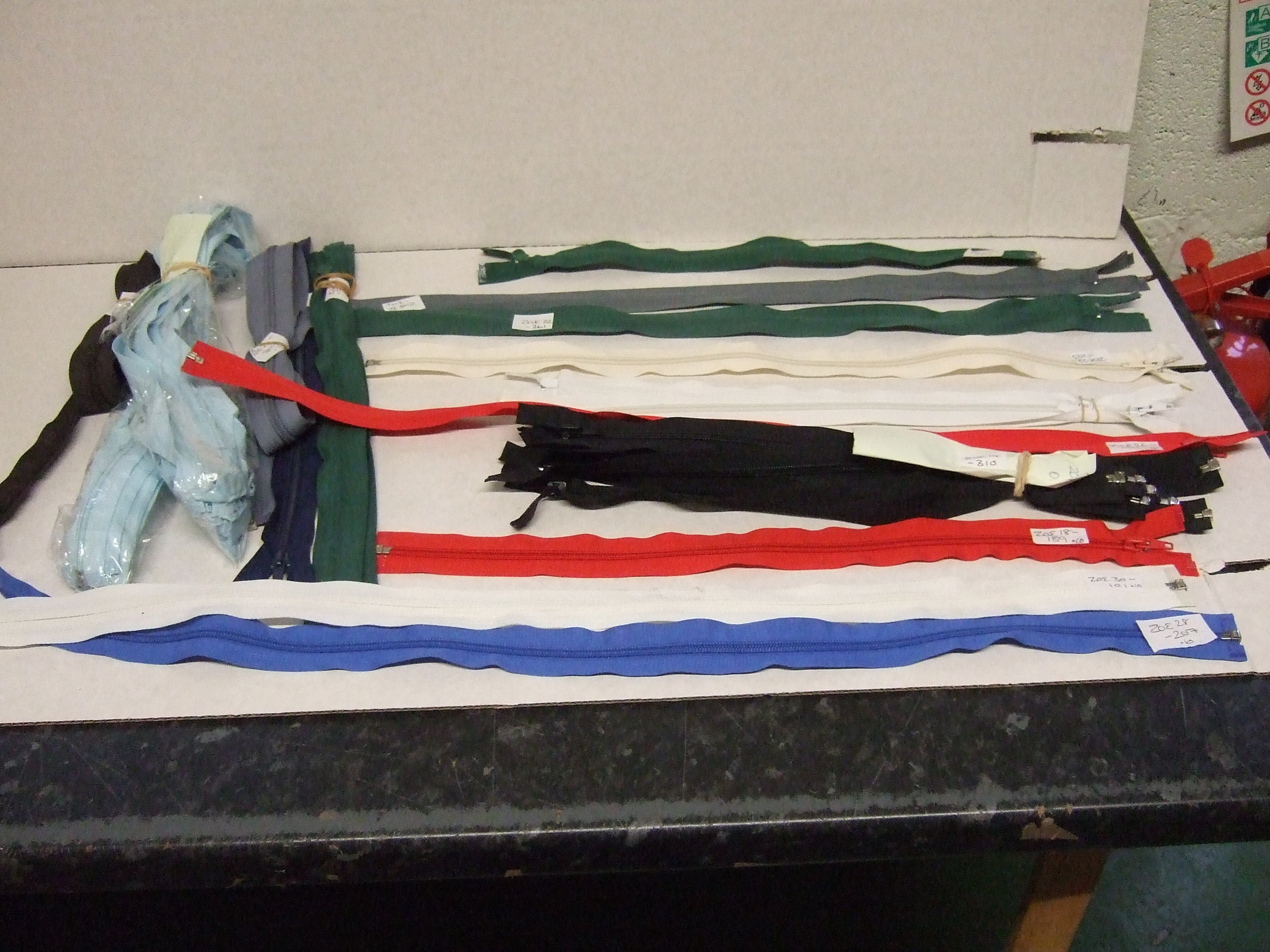 AB1   ZOE ZIPS VARIOUS SIZES & COLOURS X 32 IND