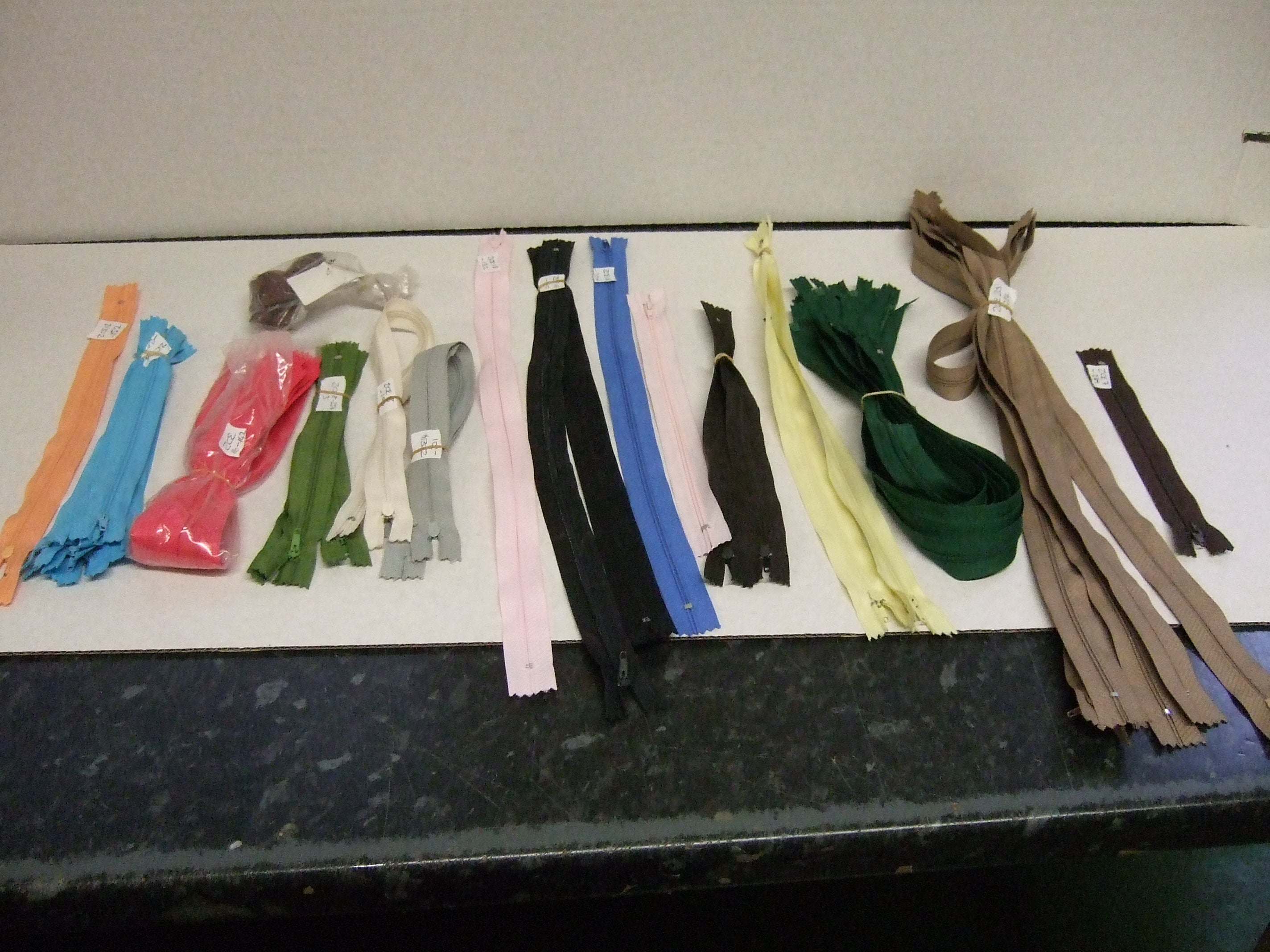 AB12 ZCE ZIPS VARIOUS SIZES & COLOURS X 50 IND (Copy)