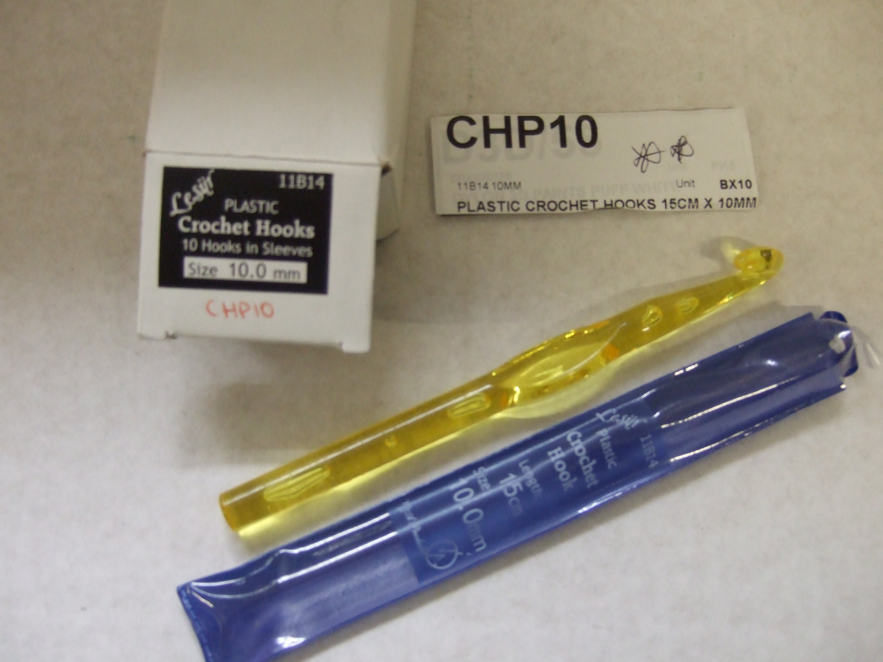 CHP10  **PLASTIC CROCHET HOOKS 15CM X 10MM