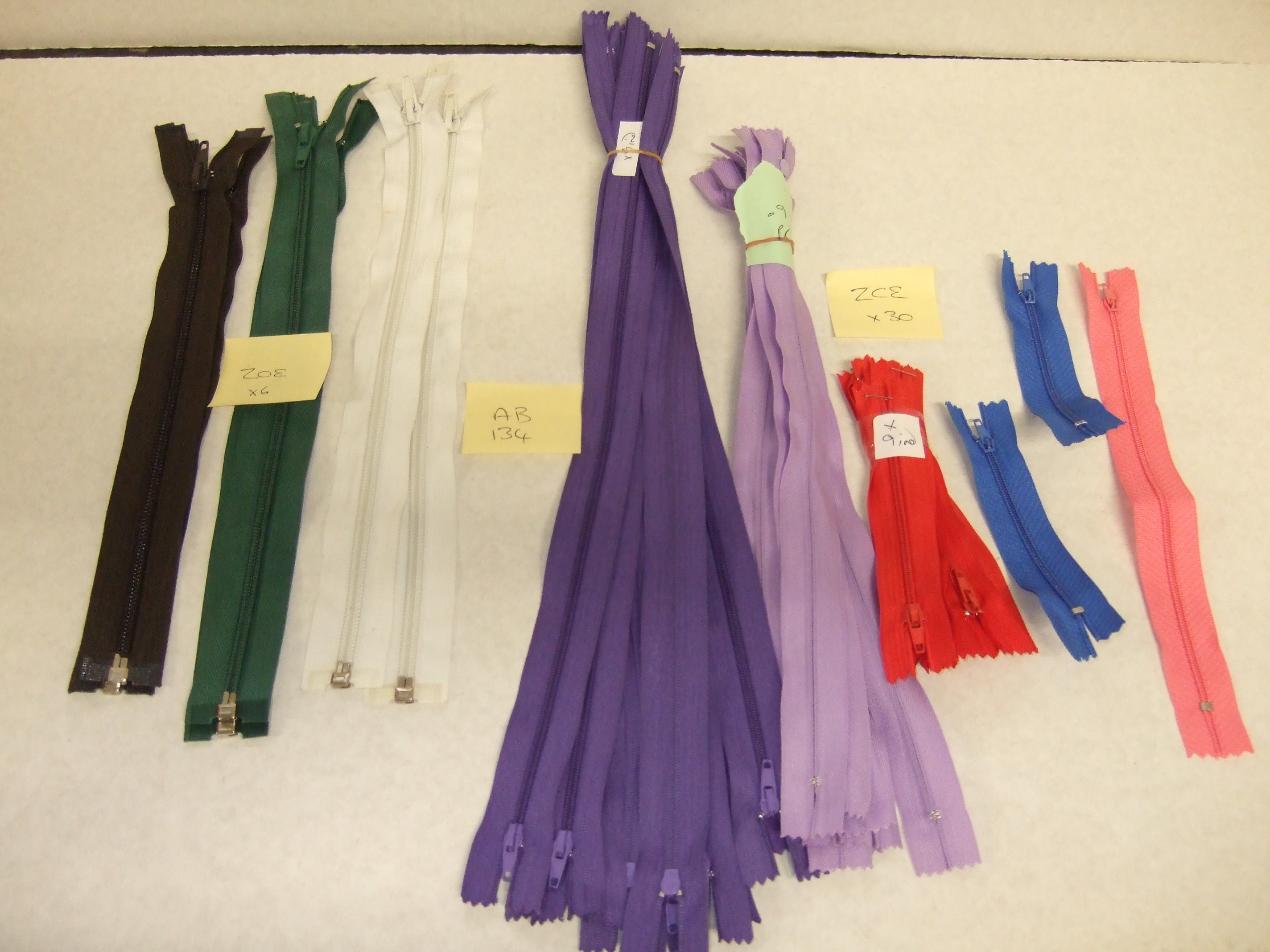 AB138  ZOE x 6 & ZCE x 30  ZIPS VARIOUS SIZES & COLOURS  (36 IND)