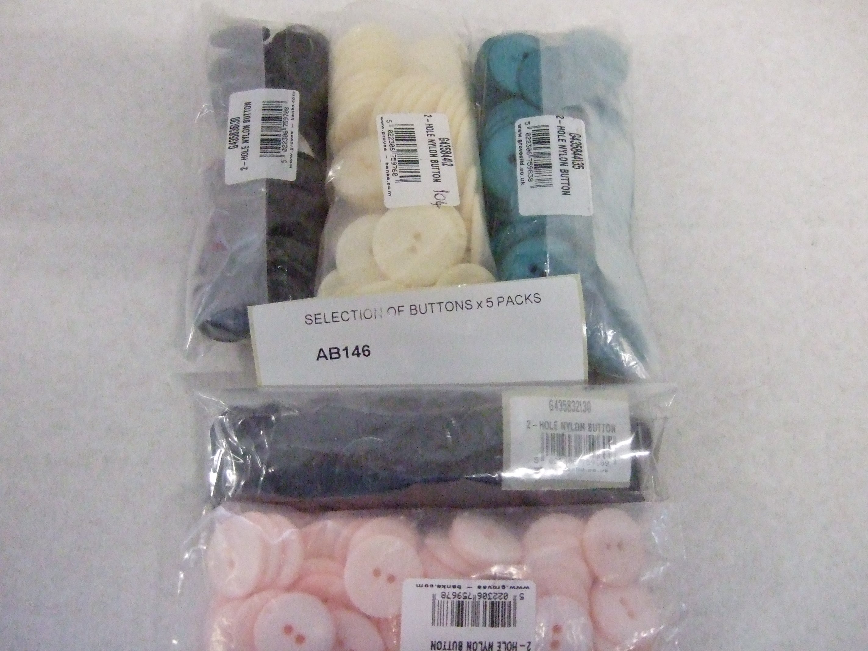 AB146  SELECTION OF BUTTONS x 5 PACKS