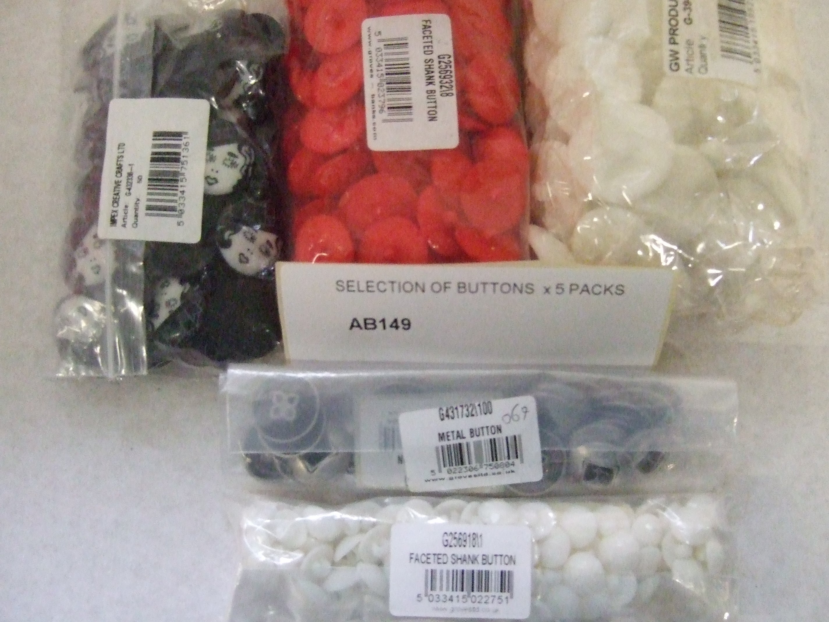 AB149  SELECTION OF BUTTONS x 5 PACKS