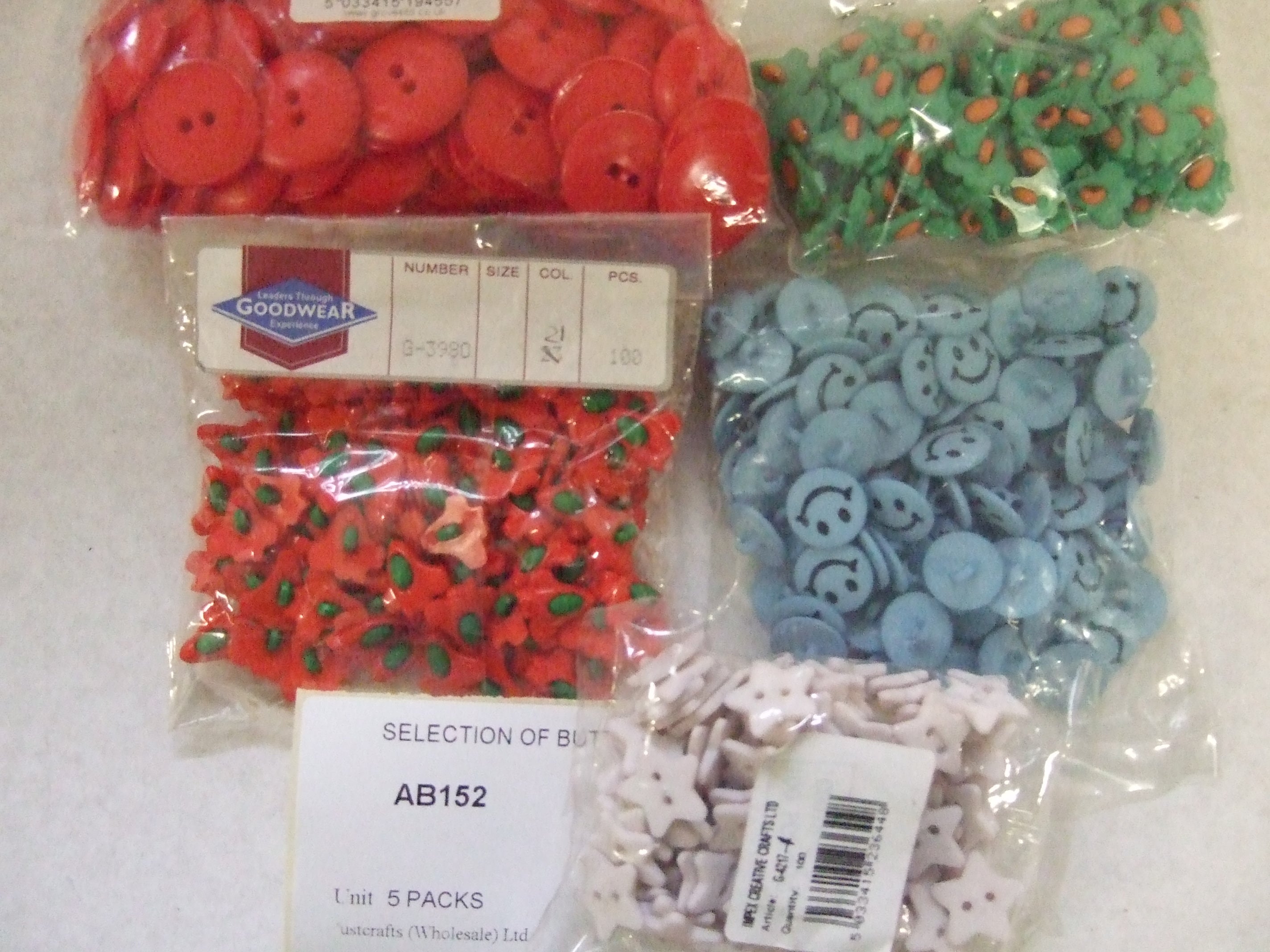 AB152  SELECTION OF BUTTONS x 5 PACKS