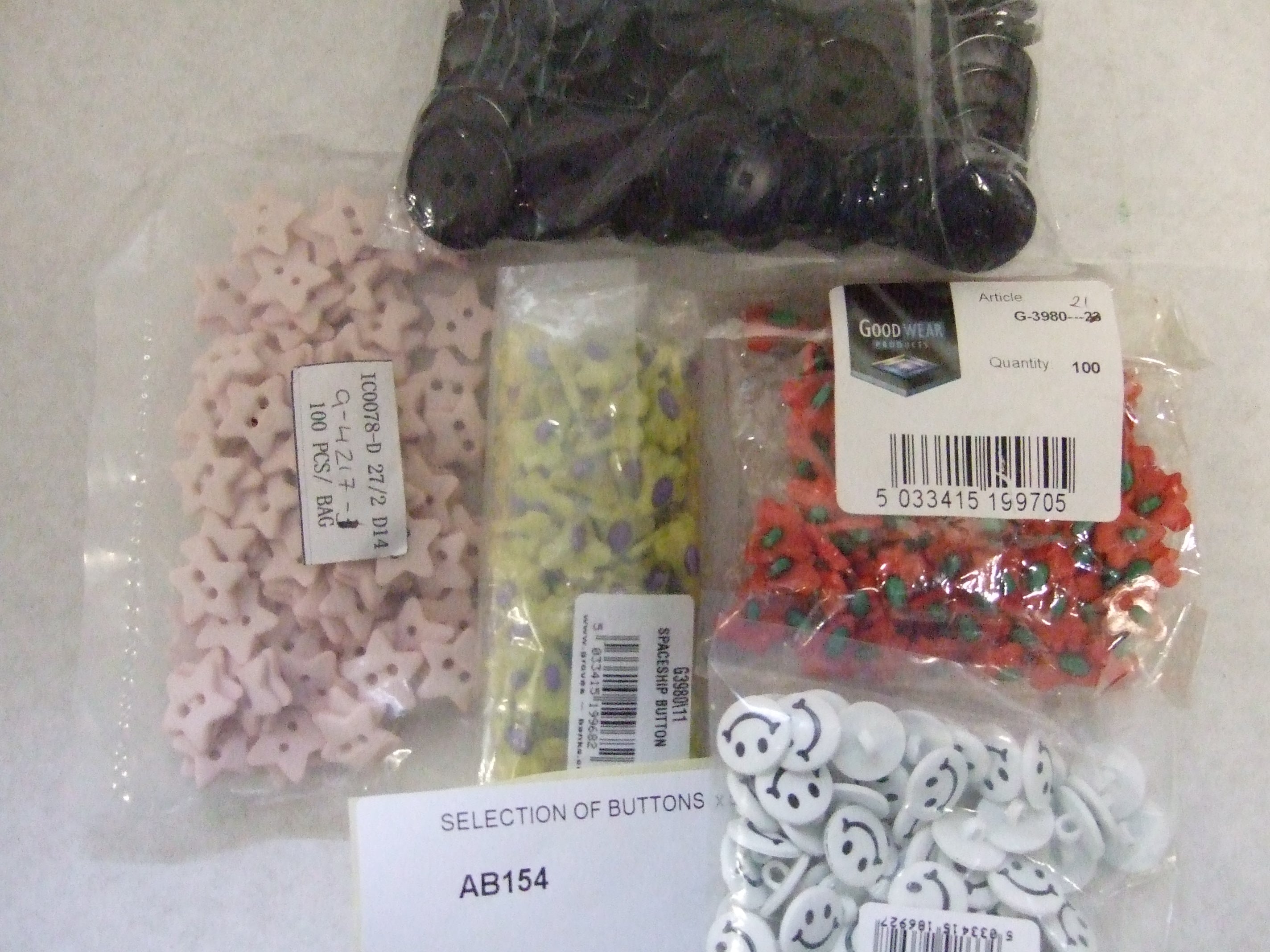 AB154  SELECTION OF BUTTONS x 5 PACKS