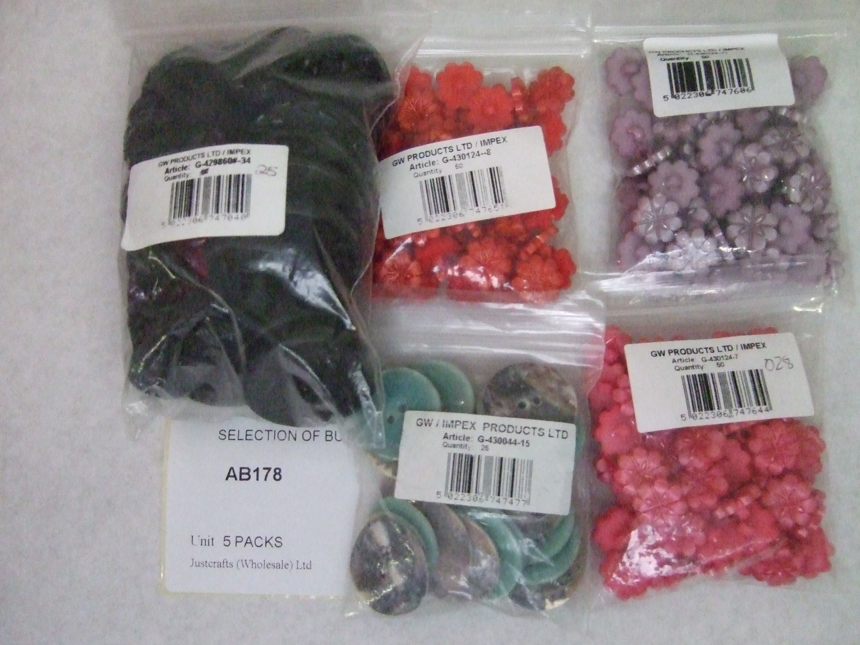 AB178  SELECTION OF BUTTONS x 5 PACKS
