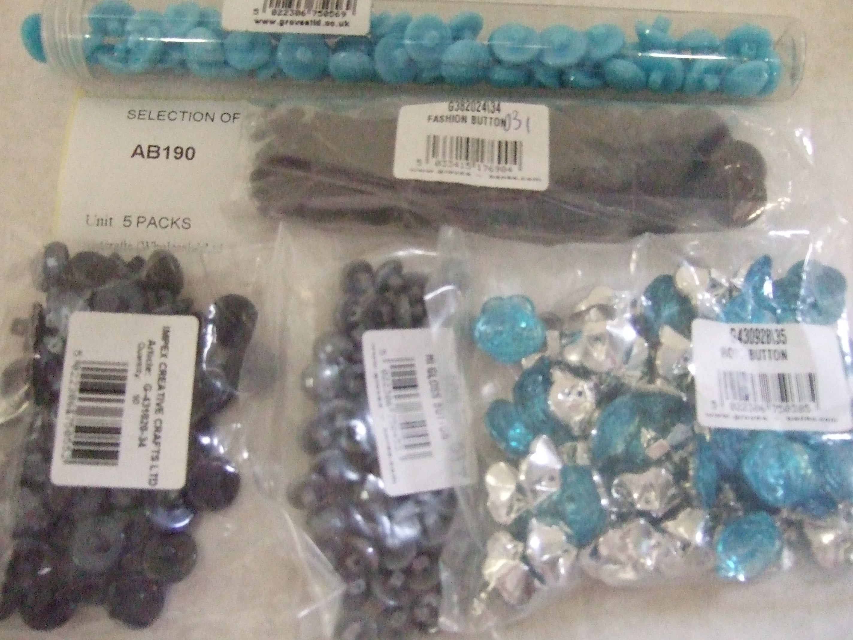 AB190  SELECTION OF BUTTONS x 5 PACKS