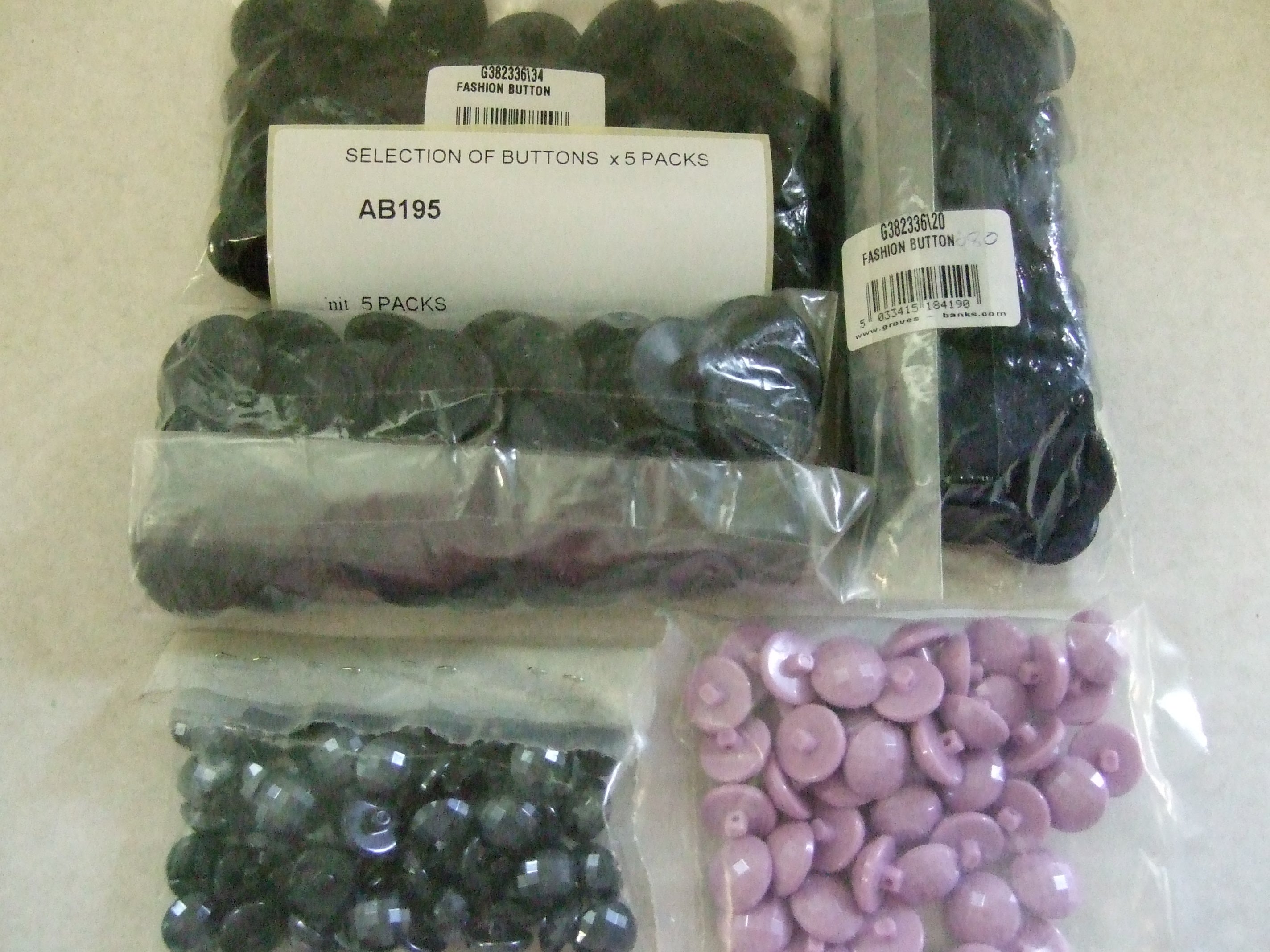 AB195  SELECTION OF BUTTONS x 5 PACKS