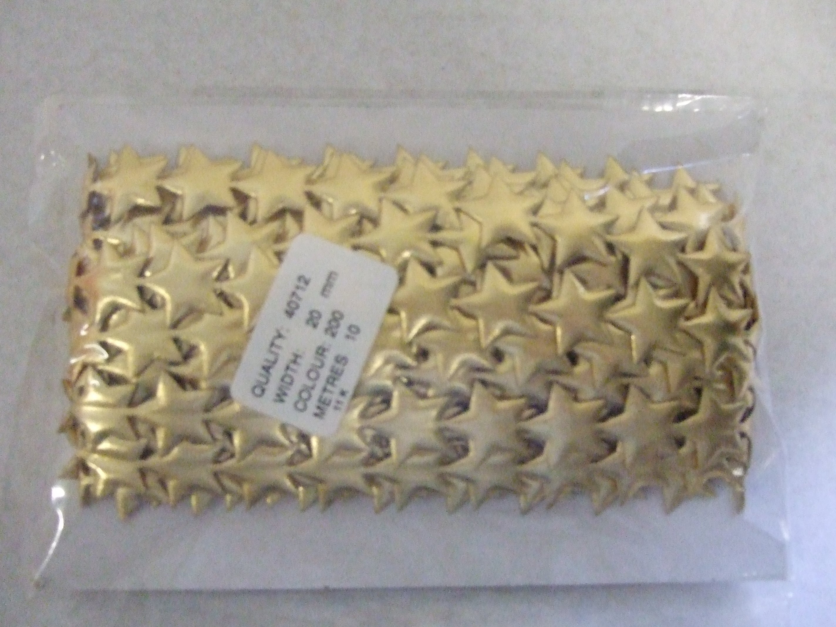 40712-200  ** QUILTED STAR 200 GOLD 10 METRE