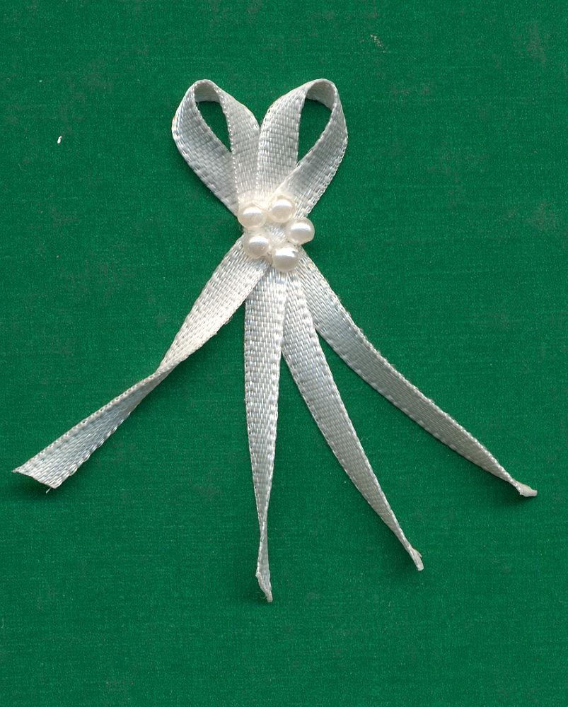 FR28-1961 - DOUBLE BOW WITH 5 PEARLS 3mm 1961 ANT WHITE