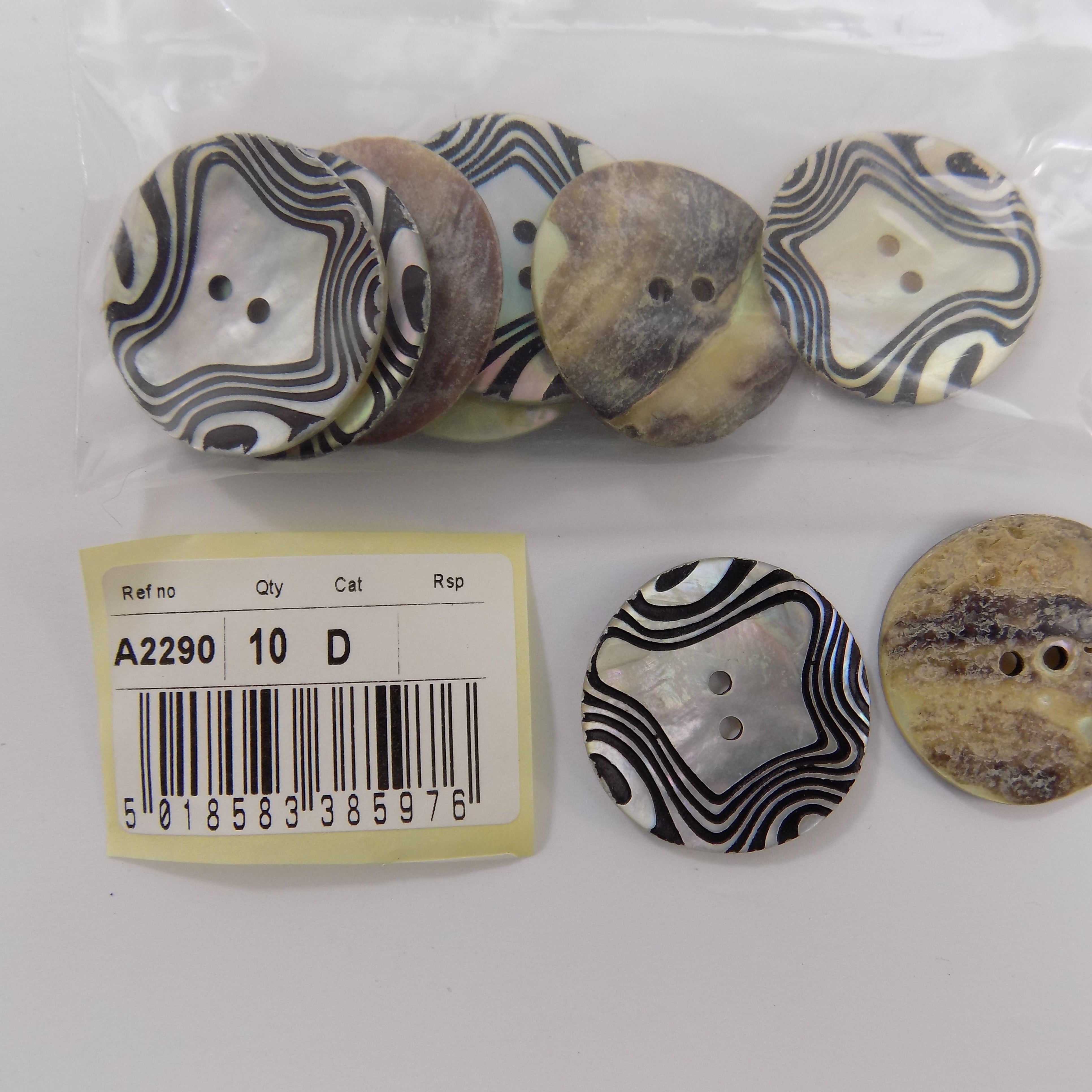 S2290  **SEHLBACH D BUTTON BLACK SWIRL ON PEARL PK10