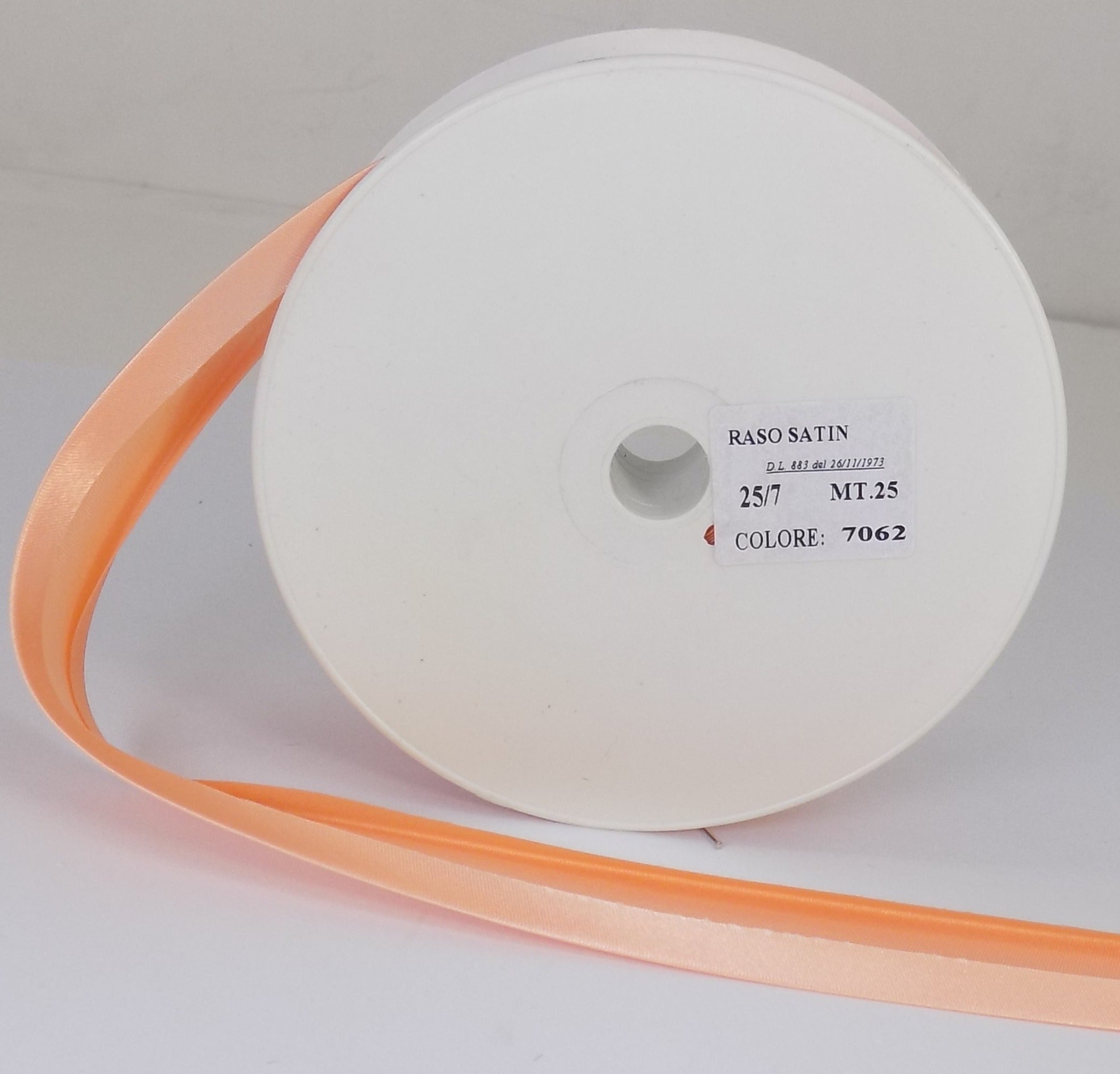 SB25-7062 **SATIN BIAS BINDING 25MM 7062 PEACH