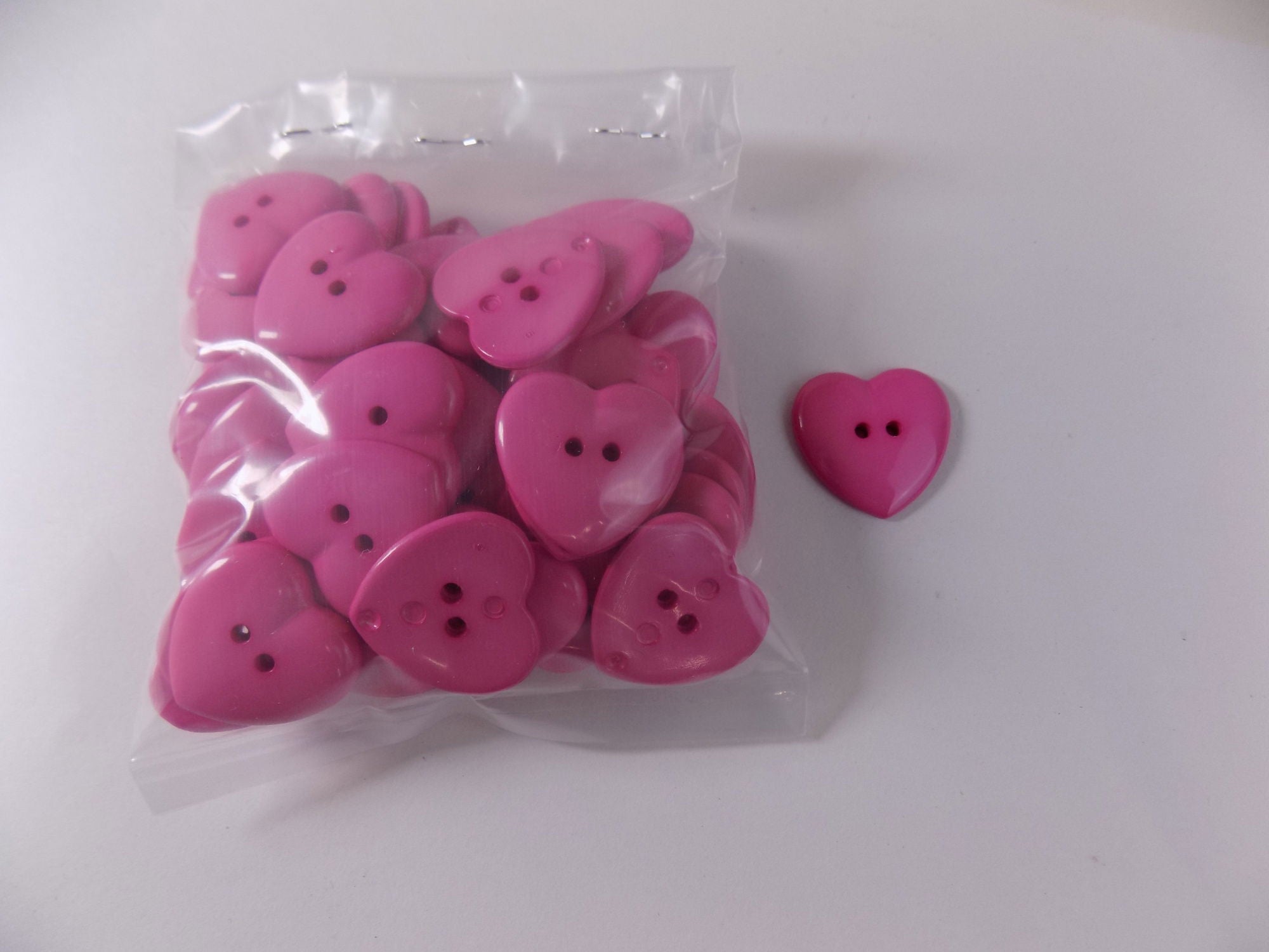 VW045 ** LOVE HEART BUTTONS 25MM 2 HOLE  50PK Col. CERISE
